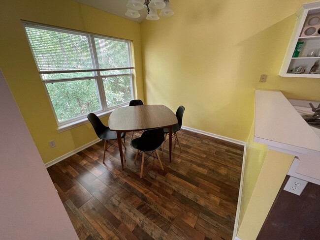 Building Photo - Charming 3BR Townhome in Indianapolis