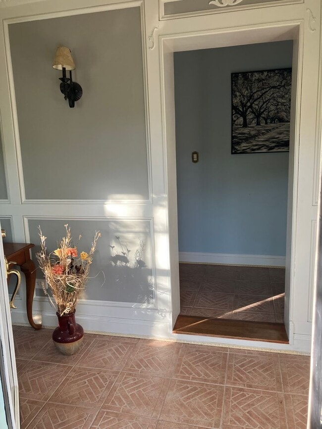 Building Photo - Furnished 6 month rental