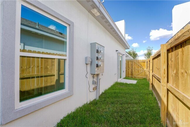 Building Photo - 14 Notre Dame Ave