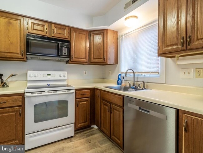 Building Photo - 28 Henlopen Gardens