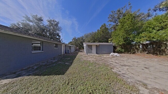 Building Photo - Unique 4/2 with In-law Apartment