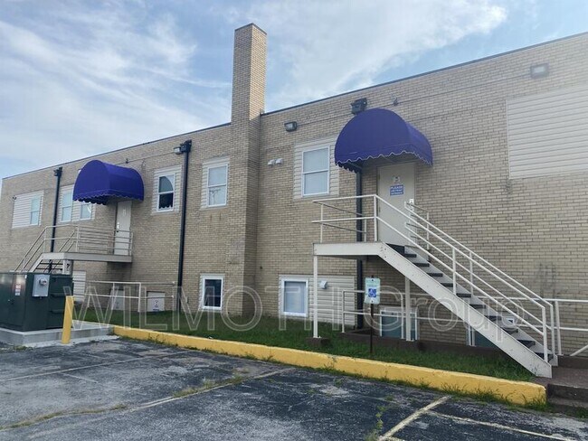 Building Photo - 1125 S Walnut St