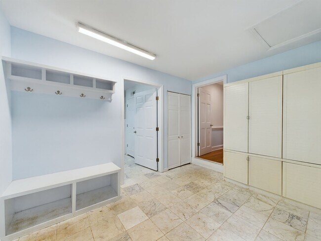 Building Photo - 10211 Windbluff Dr