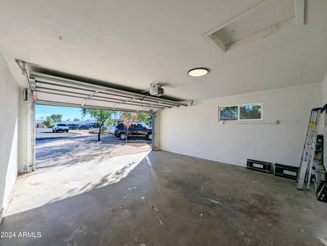 Building Photo - 121 N Flint Cir
