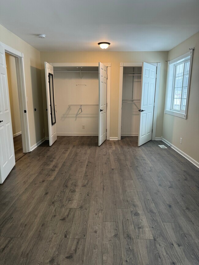 Building Photo - Hillside