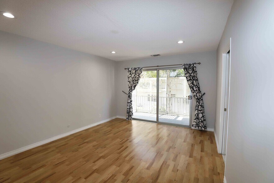 Building Photo - 1025 S Sherbourne Dr