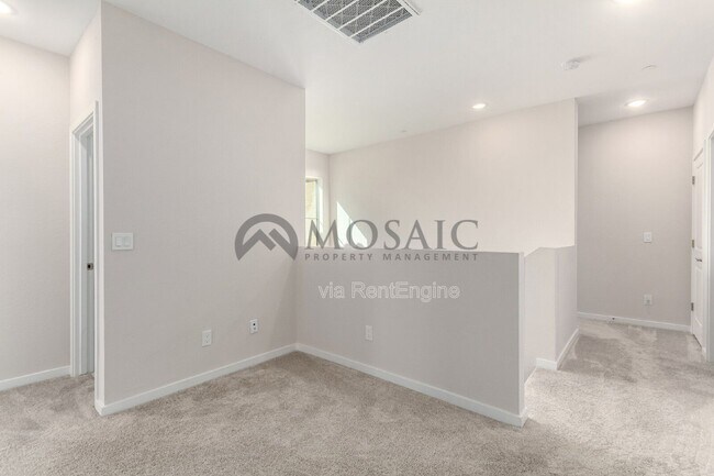 Building Photo - 680 E Ginko Ave