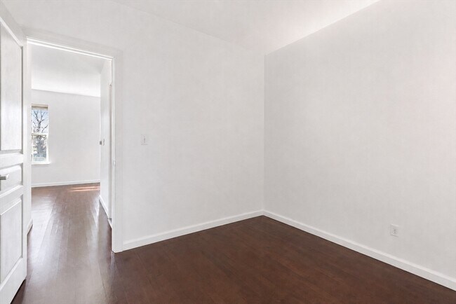 Building Photo - 4 Repton Cir