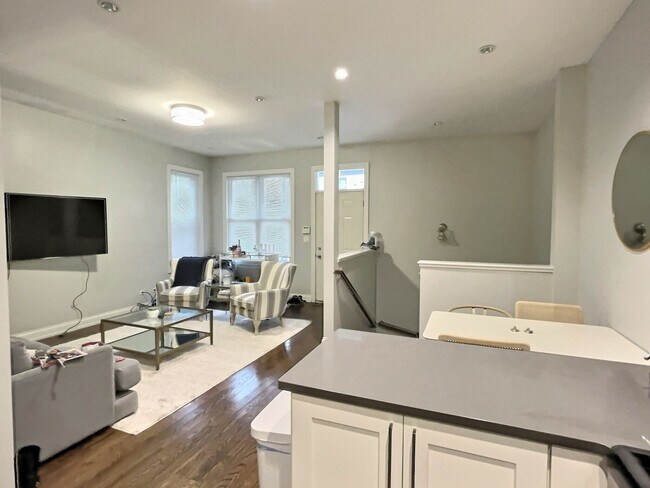 Building Photo - 2538 N Southport Ave