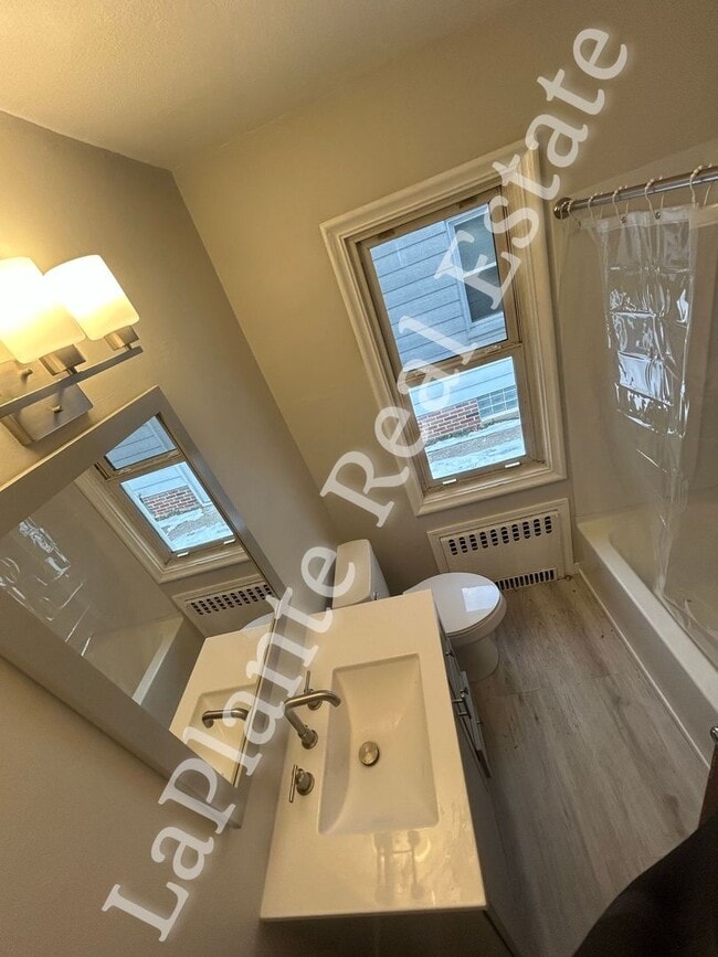 Building Photo - Cozy 2-Bed Home in Toledo