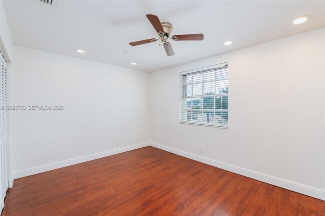 Building Photo - 305 S Ketch Dr