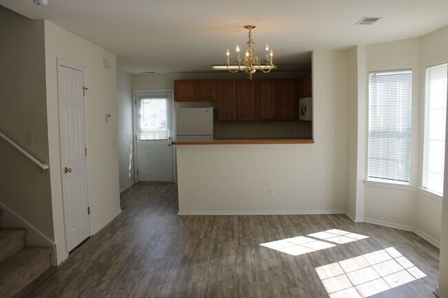 Building Photo - 423 Lake Park Way