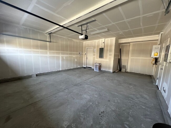 Building Photo - Gorgeous Nearly New Home With 4 Bed, 2.5 b...