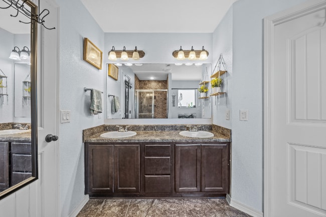 Building Photo - 5508 Peach Dr