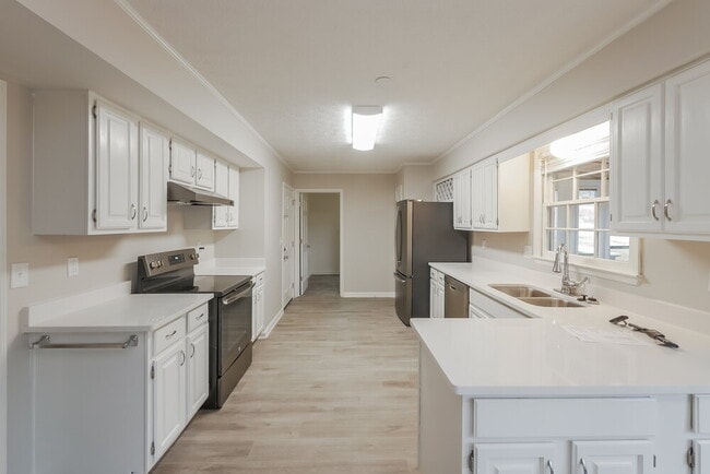 Building Photo - 9908 Point View Dr