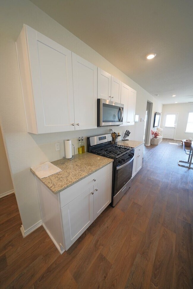 Building Photo - Like-New Home in Applewood Neighborhood. Realtor Commission: $600