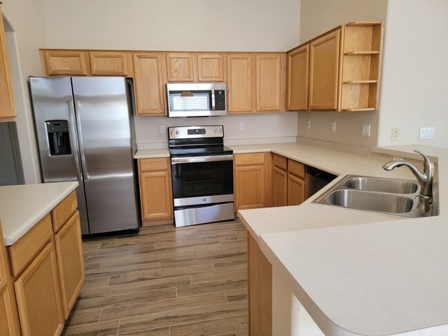 Building Photo - Updated 3 bed with 3-Garage in Bridlewood Subdivision