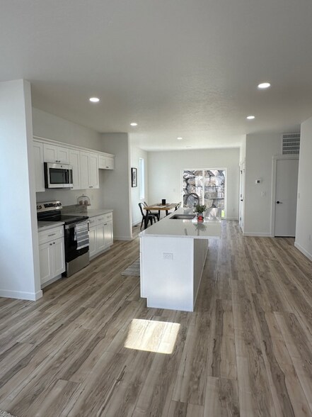 Building Photo - 425 War Room Ct