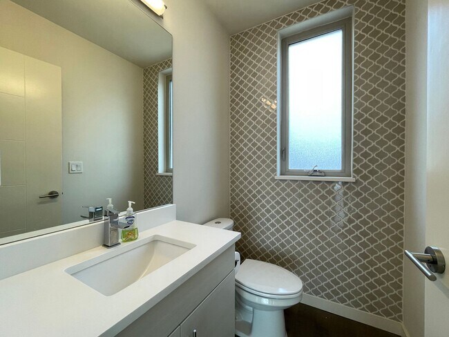 Building Photo - Great Townhome For Rent