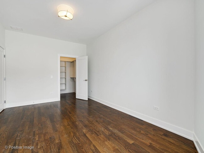 Building Photo - 4428 N Sheridan Rd