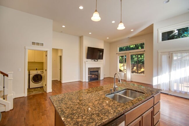 Building Photo - 3 (or 4) bedroom Edmonds Home