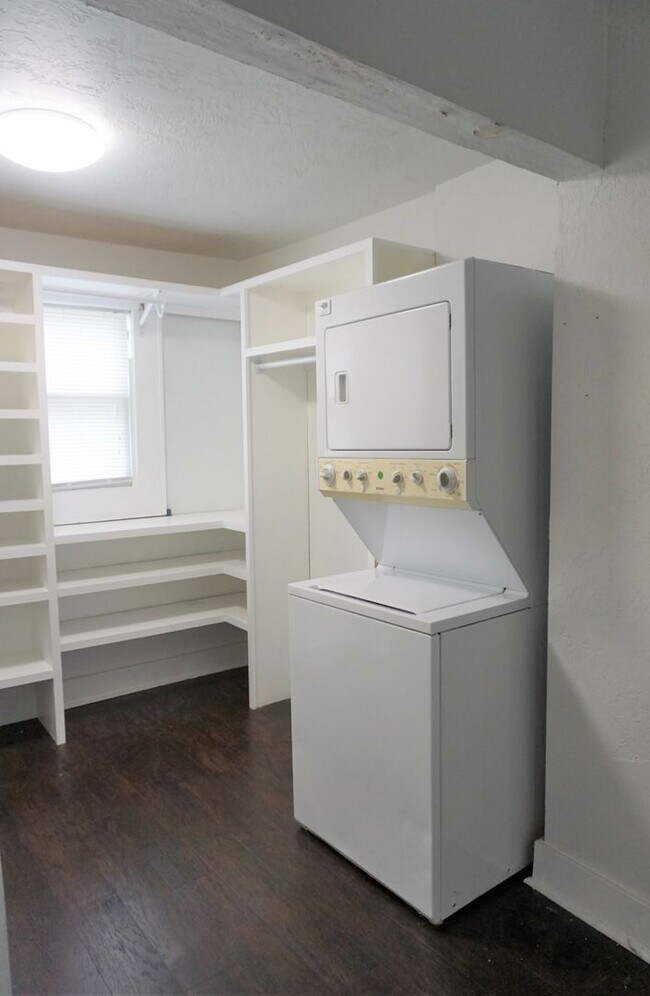 Building Photo - 2 BED 1 BATH DUPLEX MESTA PARK