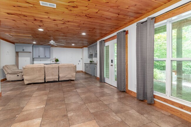 Building Photo - Beautiful 3 bedroom, in-law plan, Family Home in Martinez!  Walk to school!
