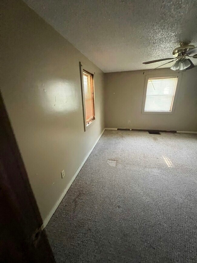 Building Photo - 403 E Division St