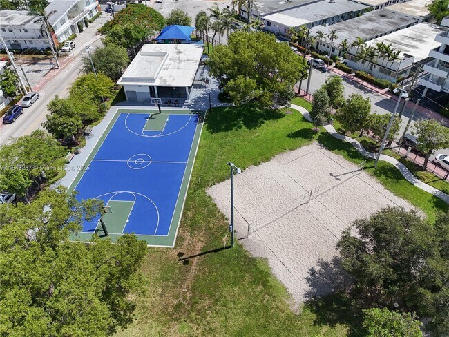 Building Photo - 7945 Carlyle Ave