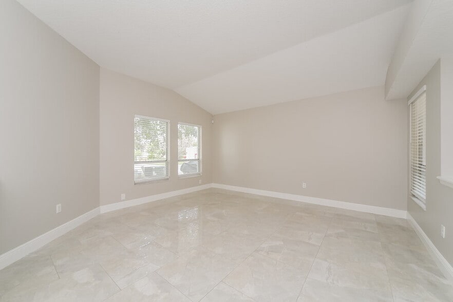 Building Photo - 3051 Bloomsbury Dr