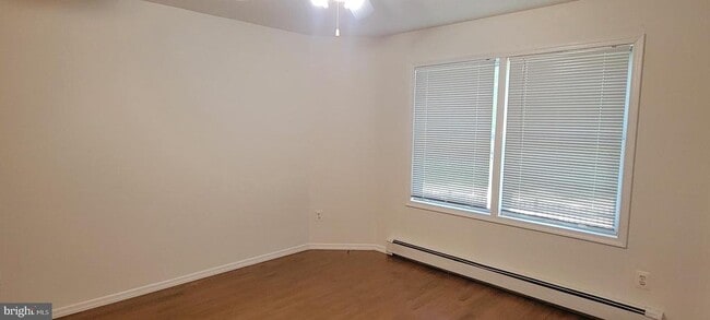 Building Photo - 2401 N Lakeshore Dr