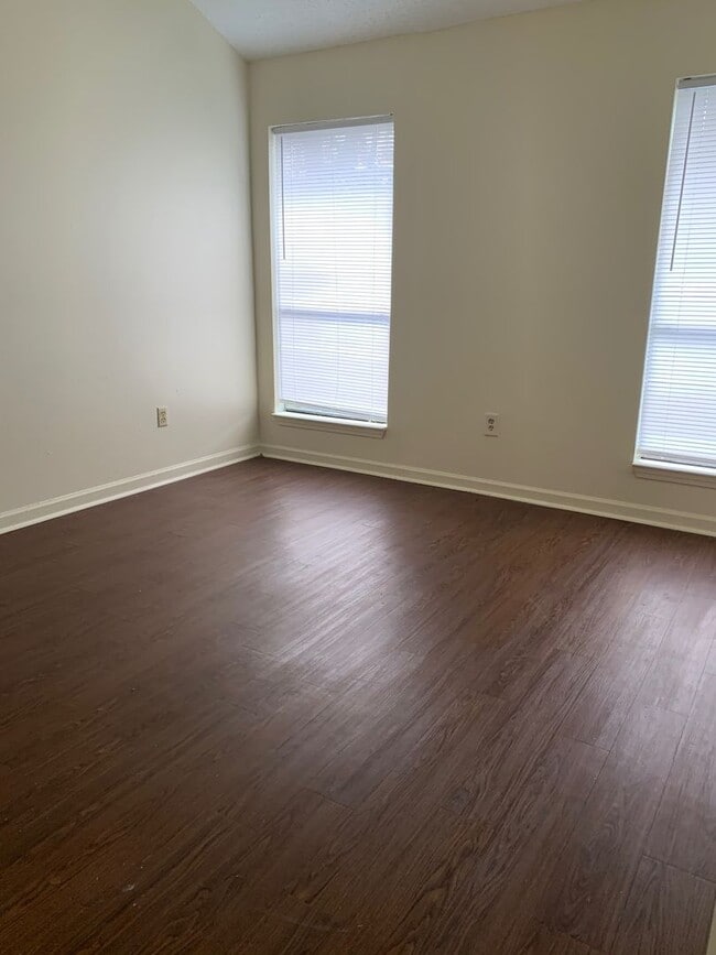 Building Photo - Beautiful 3 Bedroom Apartment. Great place at an affordable price.