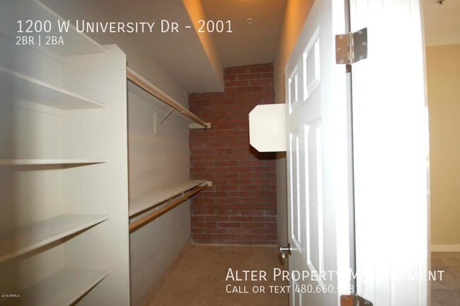 Building Photo - Gorgeous 2 Bedroom Loft! Right on University