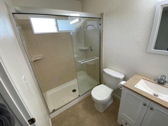 Shower - 2821 Pepper Oaks Dr