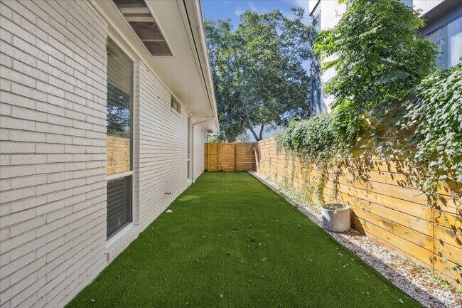 Building Photo - 5010 N Braeswood Blvd
