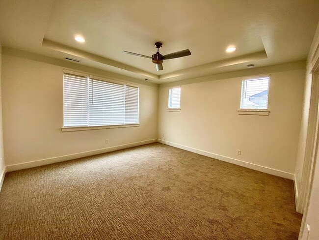 Building Photo - Beautiful Custom 6 Bedroom (2 Primary Bedr...