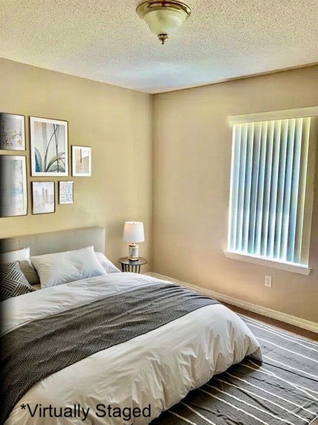 Building Photo - Two Bedroom Unit in Bustling 9 Mile Area i...