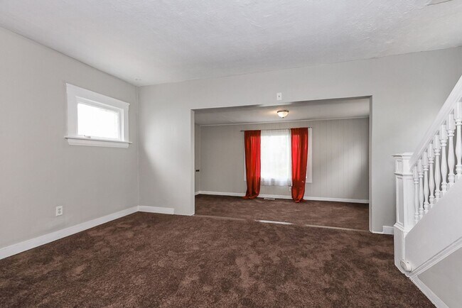 Building Photo - Spacious 3 bedroom/1 bath Single house! Ga...