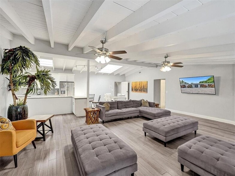 Building Photo - 2500 NE 19th St