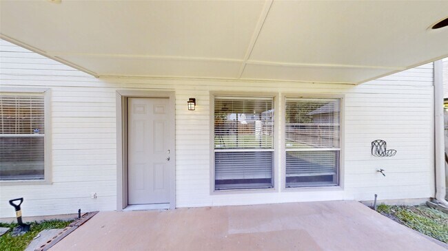 Building Photo - 19946 Sycamore Valley Dr