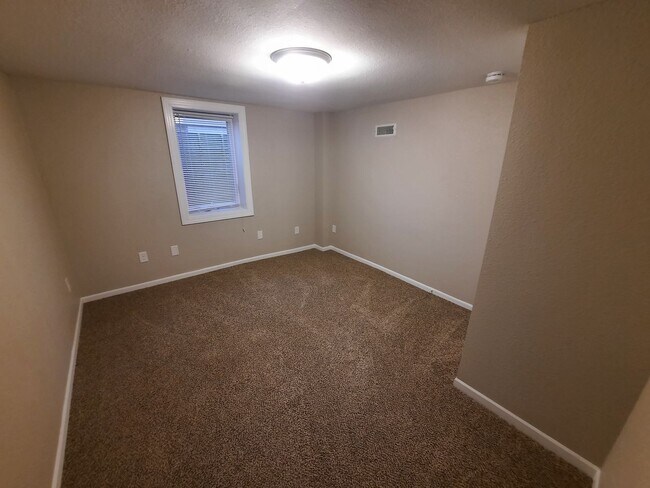 Building Photo - 3 Bedroom, 1 Bathroom Home!