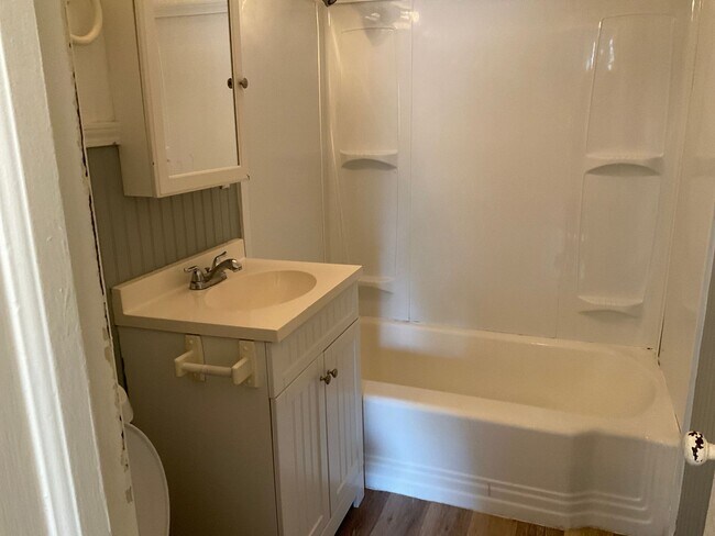 Building Photo - PRE-LEASING FOR APPROVED APPLICANTS! Great...