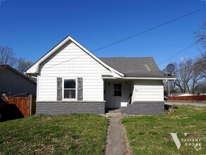 Building Photo - Spacious 3 Bedroom, 2 Bathroom Rental Home...