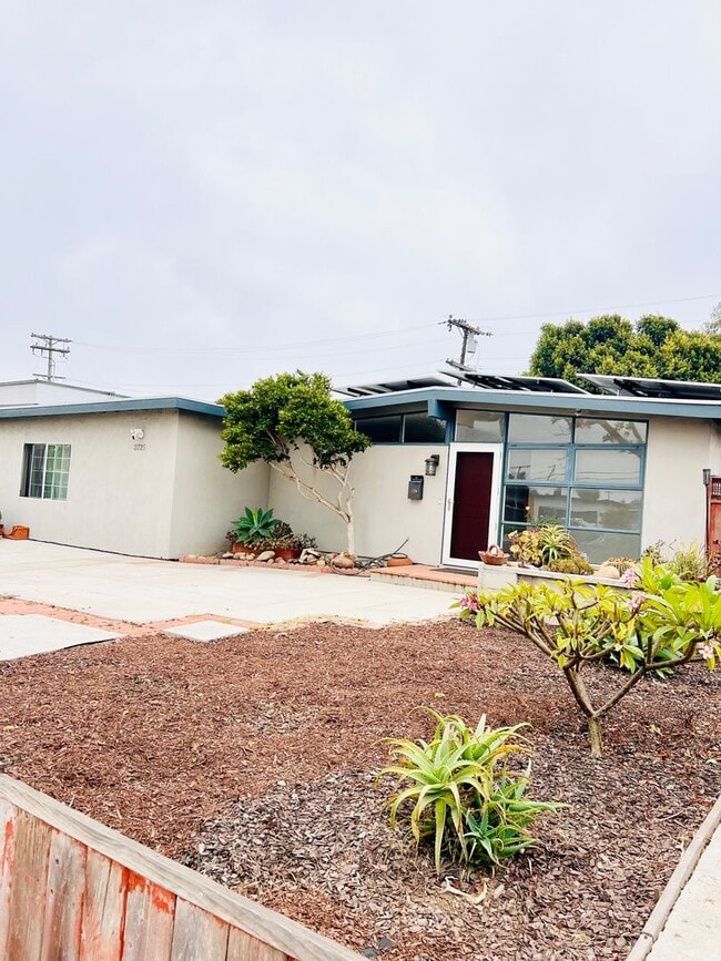 Building Photo - Mid Century Bungalow in prime Clairemont location!