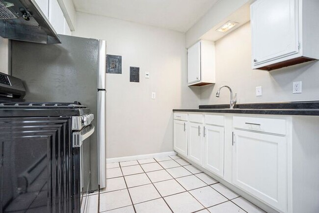 Building Photo - Newly Remodeled 2bed 1 bath duplex in West...