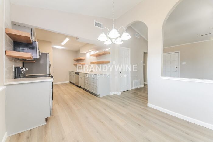 Building Photo - 5010 Collingwood Dr