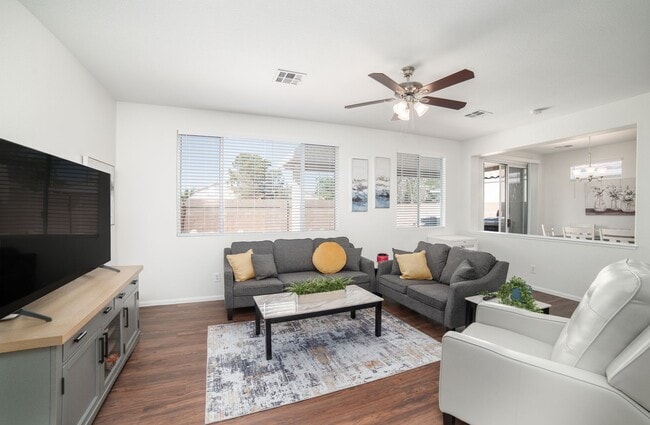 Building Photo - Beautiful home with POOL and spa located n...