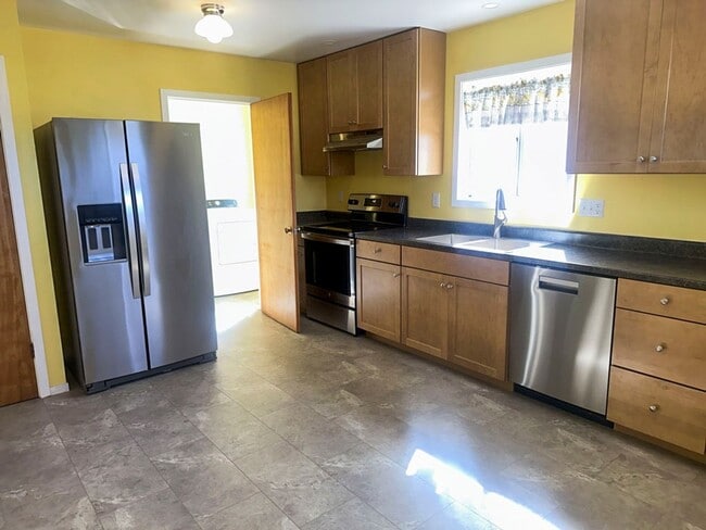 Building Photo - Pet-Friendly 3/2 Home Has A Spacious Layout & Recent Renovations Throughout!