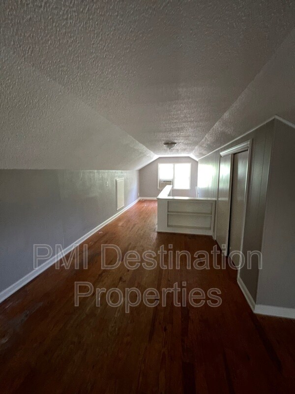 Building Photo - 5528 Parkview Ave