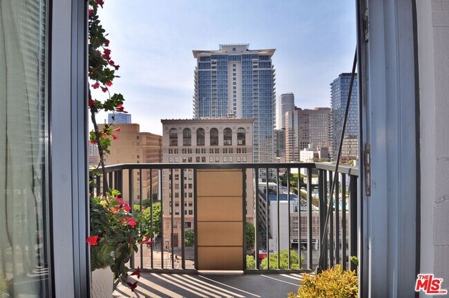 Building Photo - 849 S Broadway